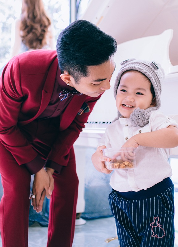 Nhà Khánh Thi - Phan Hiển quây quần trang trí Giáng sinh